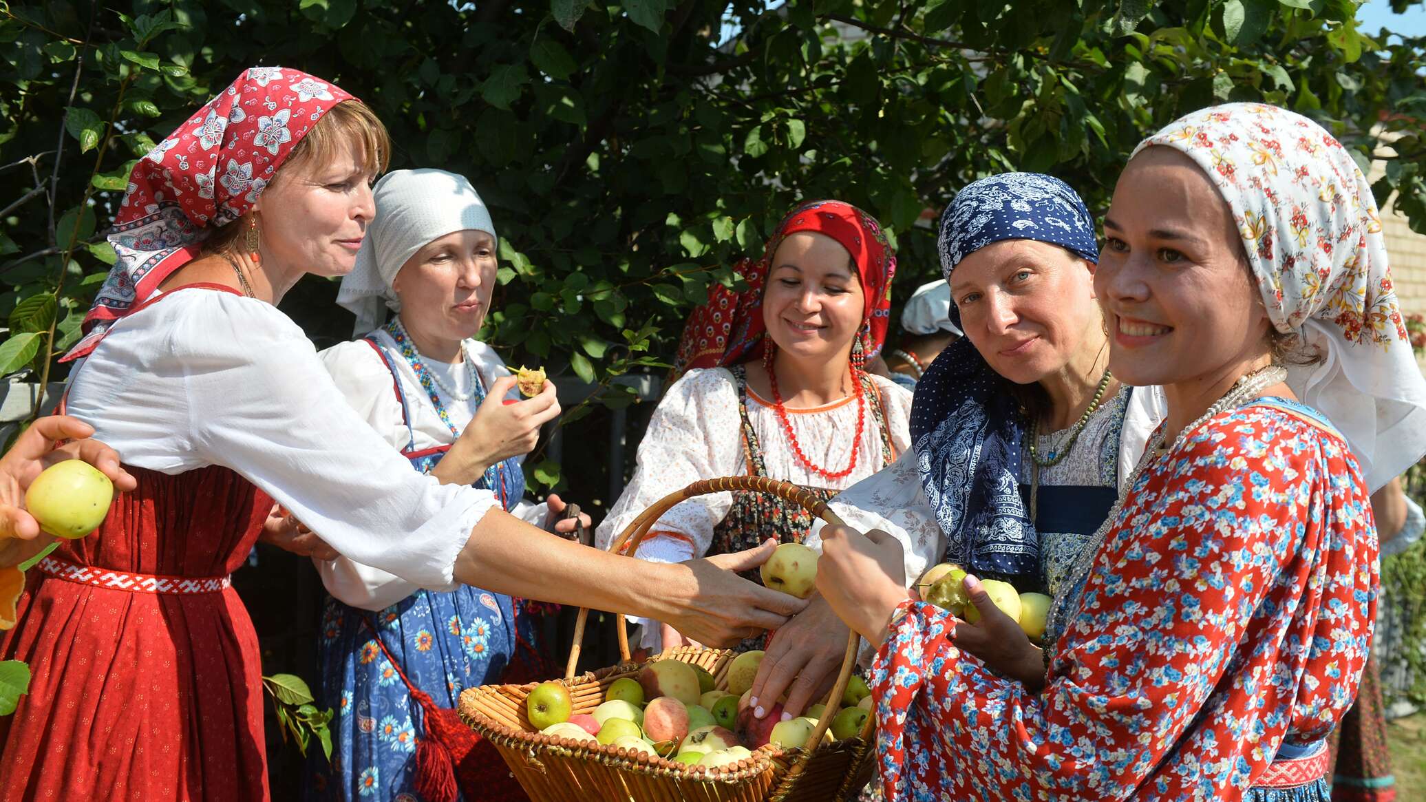 Спас баб. Яблочный спас Камское Устье. Яблочный спас традиции. Праздник яблочный спас традиции. Яблочный спас фольклорный.