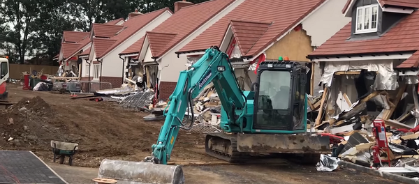 Строителю-мигранту не дали зарплату, и он превратил в руины пять домов – видео - Sputnik Грузия