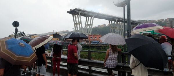 Люди наблюдают за спасательной операцией у обрушившегося моста в Генуе, Италия - Sputnik Грузия