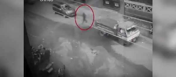 На Филиппинах призрак прошел по оживлённой дороге сквозь машины – видео - Sputnik Грузия