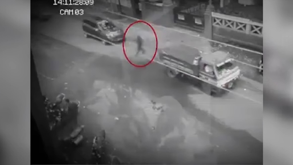 На Филиппинах призрак прошел по оживлённой дороге сквозь машины – видео - Sputnik Грузия