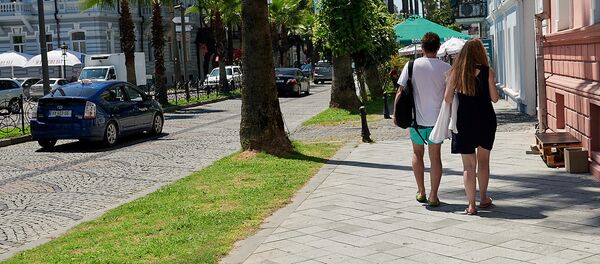 Туристы на одной из улиц Батуми Туристы на одной из улиц Батуми - Sputnik Грузия