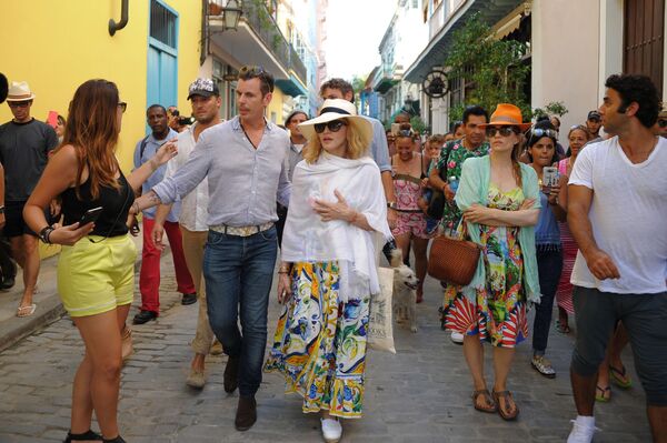 Мадонна дважды была замужем — за актером Шоном Пенном и за режиссером Гаем Ричи. Мадонна — мать шестерых детей, четверо из которых являются приемными. На фото - певица Мадонна гуляет по улицам Гаваны, где она отметила свой 58-й день рождения в 2016 году - Sputnik Грузия