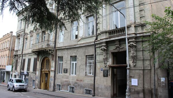 В этом трехэтажном доме на ул. П. Ингороква 14 и жил композитор Микаэл Таривердиев - Sputnik Грузия