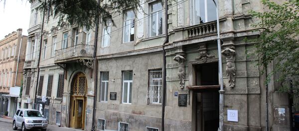 В этом трехэтажном доме на ул. П. Ингороква 14 и жил композитор Микаэл Таривердиев - Sputnik Грузия