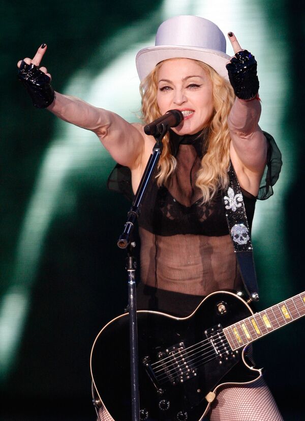 На сцене Мадонна не раз совершала эпатажные выходки и это выражалось не только в откровенных нарядах. На фото -  Мадонна выступает в ходе турне Sticky and Sweet в Таллинне, Эстония, август 2009 года - Sputnik Грузия