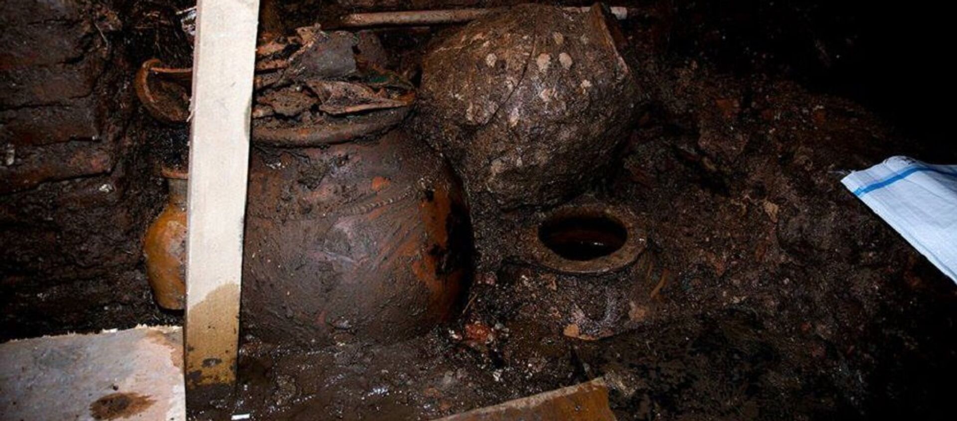 Квеври, найденные в исторической части Тбилиси - Sputnik Грузия, 1920, 17.08.2018