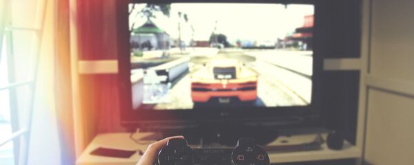 Геймер за компьютером - Sputnik Грузия