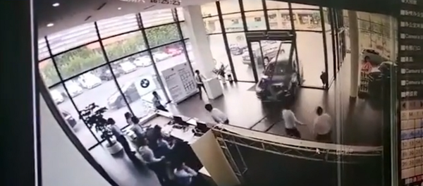 Тест-драйв по-женски: китаянка разбила новый BMW, не успев его купить – видео - Sputnik Грузия