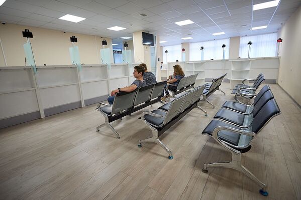 В помещении российского визового центра установлены скамейки для граждан, ожидающих своей очереди для подачи документов - Sputnik Грузия
