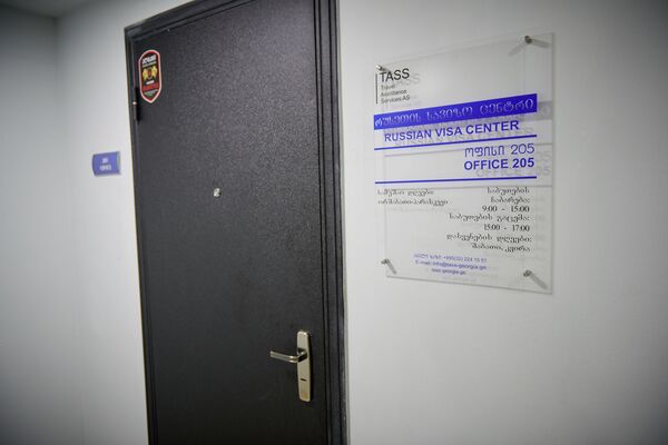 Так выглядит вход в помещения российского визового центра. Там же действует пункт охраны, где дежурит несколько человек для обеспечения порядка - Sputnik Грузия