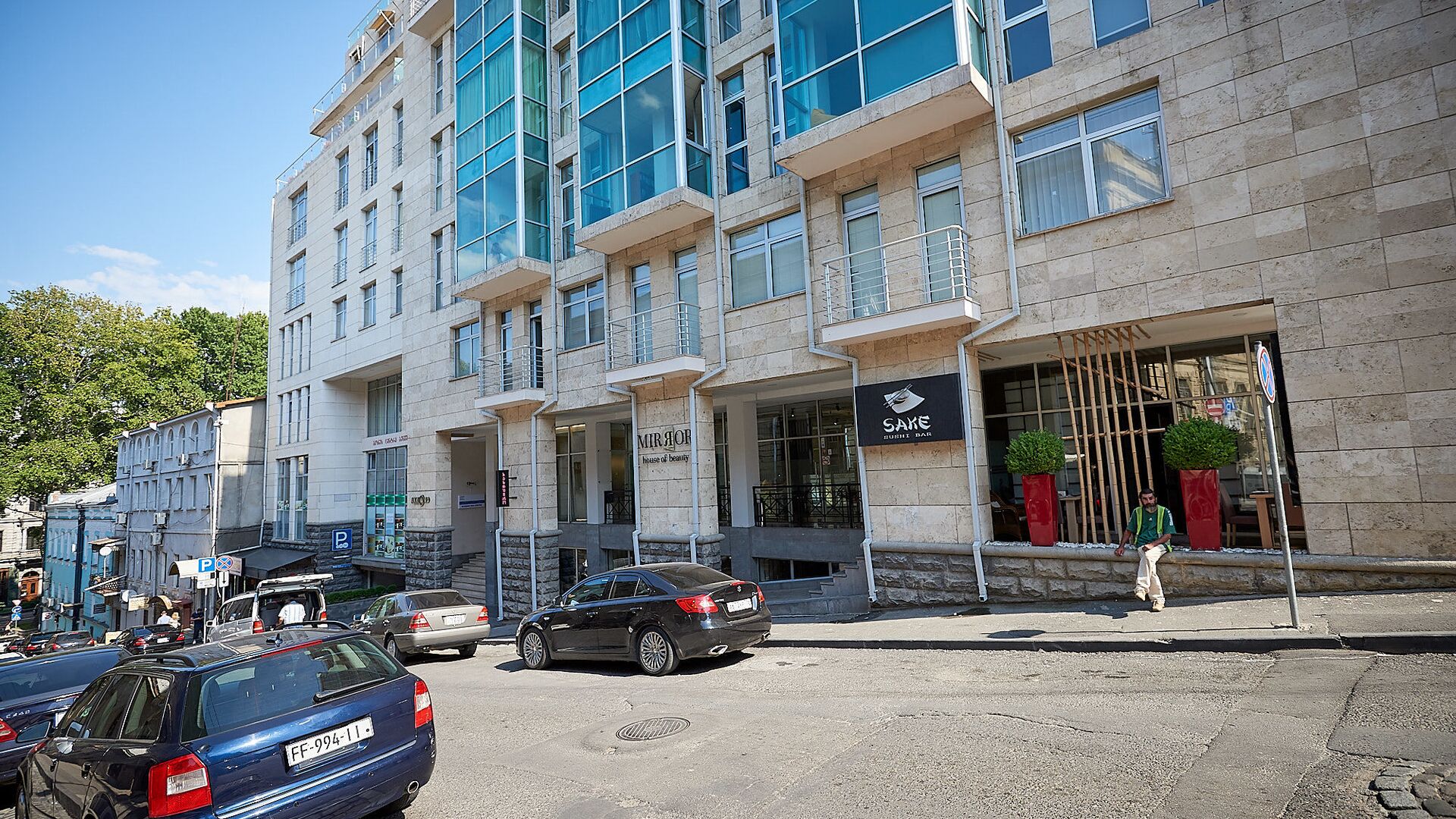Бизнес-центр на улице Бесика в центре Тбилиси, где действует визовый центр России в Грузии - Sputnik Грузия, 1920, 30.05.2023