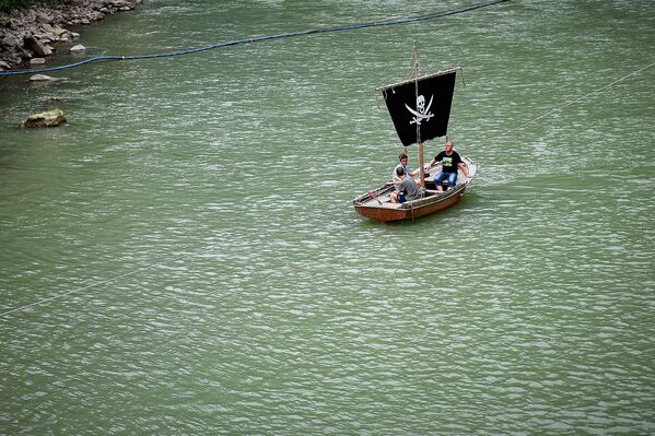 Вот и сама лодка. Плывет под пиратским флагом по Аджарисцкали - Sputnik Грузия