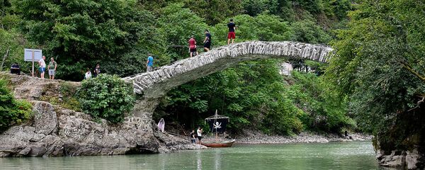 თამარის დროინდელი ხიდი მახუნცეთში თამარის დროინდელი ხიდი მახუნცეთში - Sputnik საქართველო