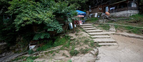 Кафе у моста Царицы Тамар в Махунцети - Sputnik Грузия