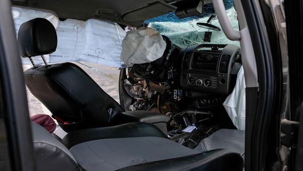 Разбитый автомобиль после ДТП с автобусом - Sputnik Грузия