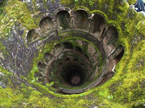Подземная башня в Синтре, Португалия. Загадочная система подземных тоннелей в дворцово-парковом комплексе Quinta da Regaleira, построенном в начале XX века в португальском муниципалитете Синтра, как будто служит мистическим переходом от света к тьме - Sputnik Грузия