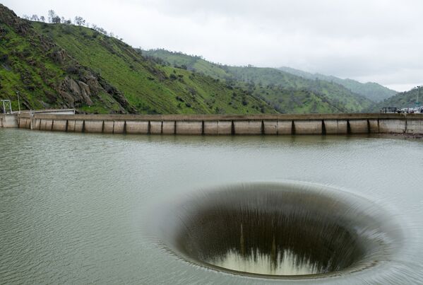 Водосток в резервуаре плотины Монтичелло, США. Водосброс в виде гигантской воронки сделал известной эту плотину на весь мир - Sputnik Грузия