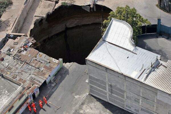 Воронка диаметром 20 метров и глубиной 30 метров в Гватемала-сити. В результате ее внезапного появления, в дыру провалилось здание швейной фабрики  - Sputnik Грузия