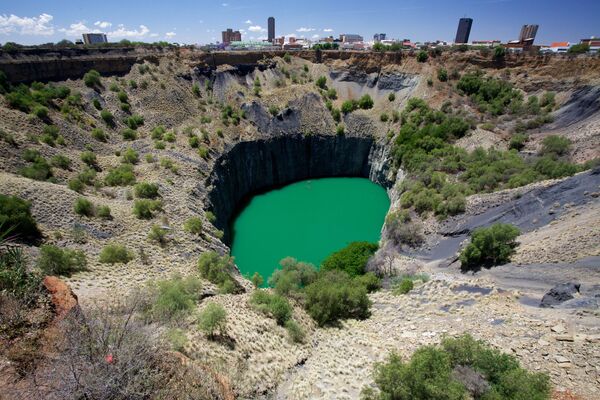 Алмазная дыра в Кимберли в ЮАР сегодня находится на территории музея алмазных шахт. Впервые алмазы были найдены тут в 1879 году. Добыча велась в течение более 30 лет, пока шахты не разрушились из-за проникновения в них воды - Sputnik Грузия