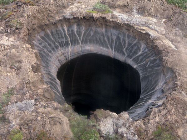 Вид на гигантскую воронку неизвестного происхождения в Ямало-Ненецком автономном округе. - Sputnik Грузия
