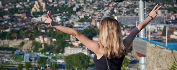 Туристка смотрит на город Тбилиси - Sputnik Грузия