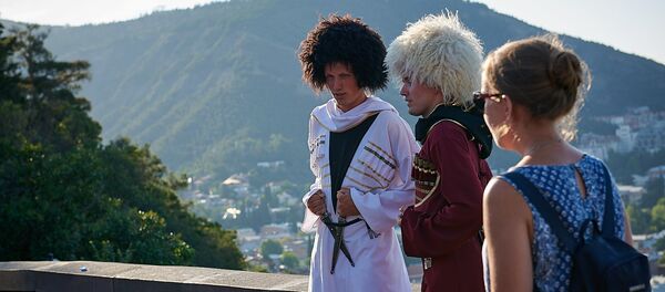 Туристы на аллее Сололаки - Sputnik Грузия