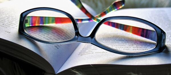 Очки на книге - Sputnik Грузия