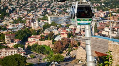 Кабина канатной дороги поднимается к Нарикала