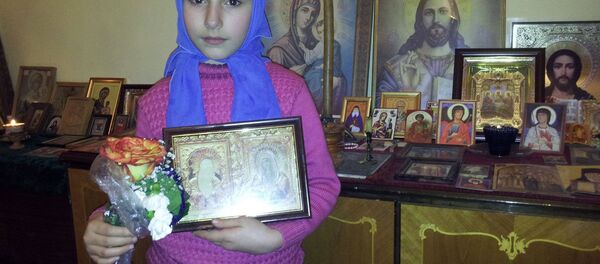 Анна держит в руках икону Богородицы - Sputnik Грузия