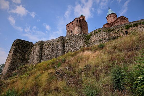Возвышаясь над Алазанской долиной, крепость Греми сегодня привлекает внимание каждого путешественника, чей путь пролегает между Телави и Кварели - Sputnik Грузия