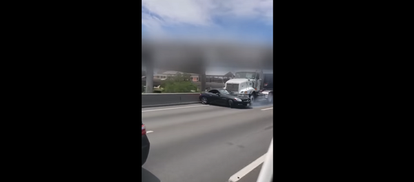 Водитель грузовика наехал на легковушку и тащил ее спереди два километра – видео - Sputnik Грузия