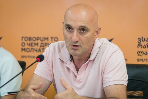 Председатель организации Новое социалистическое движение Темур Пипия на брифинге - Sputnik Грузия
