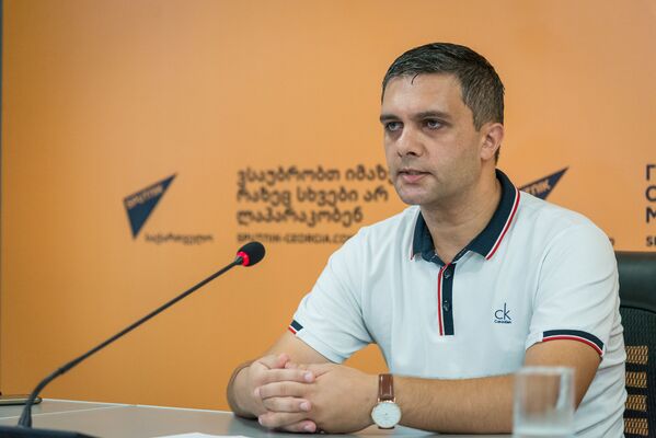 Лидер НПО Молодежный Евразийский союз Грузии Георгий Иремадзе на брифинге - Sputnik Грузия