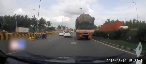 Родители упали с мотоцикла на высокой скорости, но на нем остался малыш – видео Родители упали с мотоцикла на высокой скорости, но на нем остался малыш – видео - Sputnik Грузия