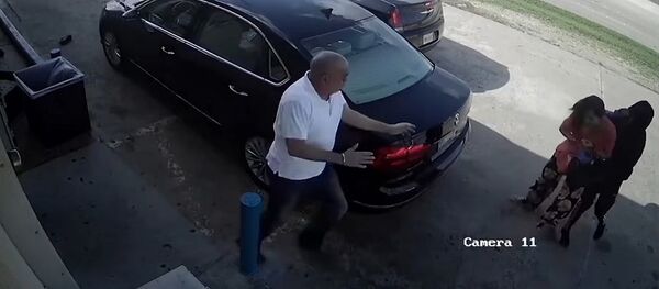 Два амбала против хрупкой женщины: как грабители вырывали у дамы сумочку – видео - Sputnik Грузия