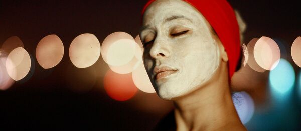 ქალი სახის კოსმეტიკური ნიღბით - Sputnik საქართველო