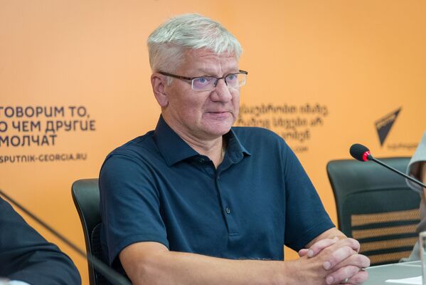 Основатель благотворительного фонда Мы — другие!, бизнесмен Андрей Максимов на пресс-конференции - Sputnik Грузия