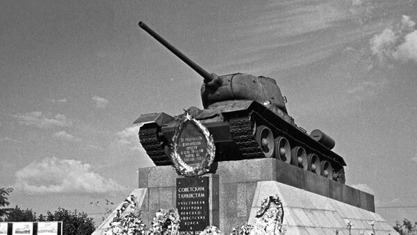 Памятник советским танкистам, участникам Курской битвы на 624-м километре автомагистрали Москва-Симферополь - Sputnik Грузия