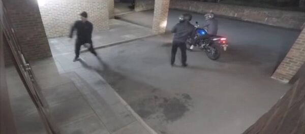 Вор хотел разбить кирпичом витрину, но попал в голову сообщнику – угарное видео - Sputnik Грузия