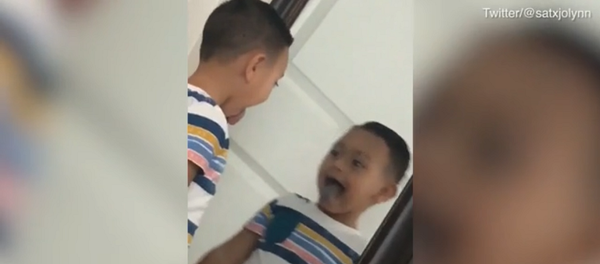 Отражение в зеркале движется быстрее самого мальчика – об этом видео говорят все - Sputnik Грузия