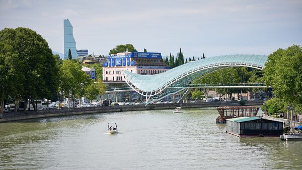 Вид на город Тбилиси  - мост Мира, отель Билтмор и набережную Куры - Sputnik Грузия