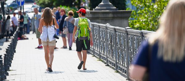 Туристы гуляют по Метехскому мосту Туристы гуляют по Метехскому мосту - Sputnik Грузия
