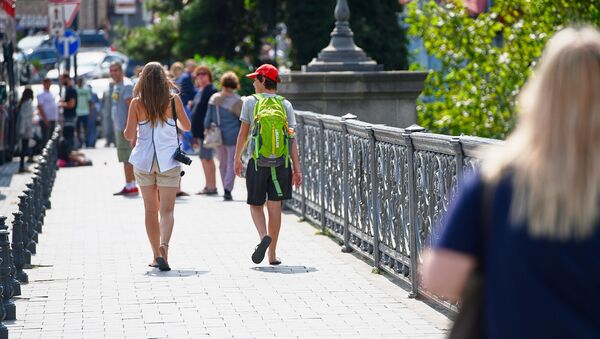 Туристы гуляют по Метехскому мосту - Sputnik Грузия