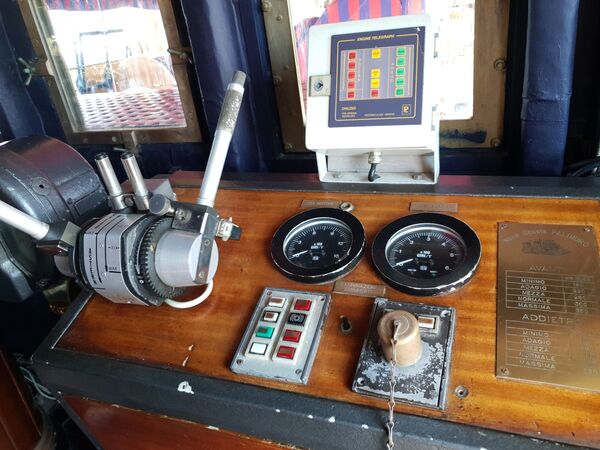 Современная электроника и управление на борту корабля соседствуют со старинными приборами - Sputnik Грузия