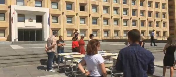 შავი ზღვის უნივერსიტეტის სტუდენტები პრემიერ-მინისტრს განცხადებით მიმართავენ და კანცელარიის წინ პერფორმანსს მართავენ - Sputnik საქართველო