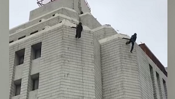 Даже лучшие ошибаются: спецназовец упал со здания вниз головой – страшное видео - Sputnik Грузия