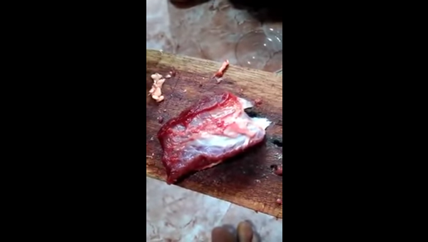 Покупатель хотел купить кусок мяса, но оно начало двигаться – видео - Sputnik Грузия