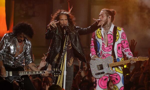Post Malone и 21 Savage исполнили свой хит Rockstar под электрогитару. А затем на сцене появились легендарные Aerosmith, которые вместе с Post Malone исполнили хиты Dream On и Toys In The Attic - Sputnik Грузия