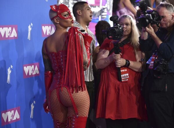Актриса Эмбер Роуз позировала журналистам в провокационном латексном костюме. Образ звезды телеэкранов назвали одним из наиболее ярких - Sputnik Грузия